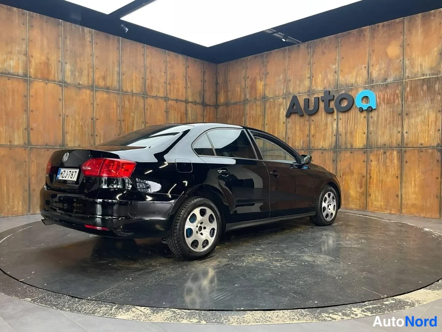 Musta Volkswagen Jetta 2011, takaviisto, kuva 12