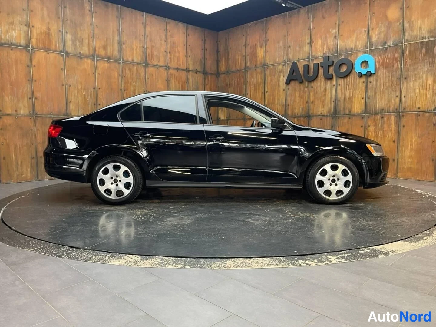 Musta Volkswagen Jetta 2011, etuviisto, keula oikealle, kuva 4
