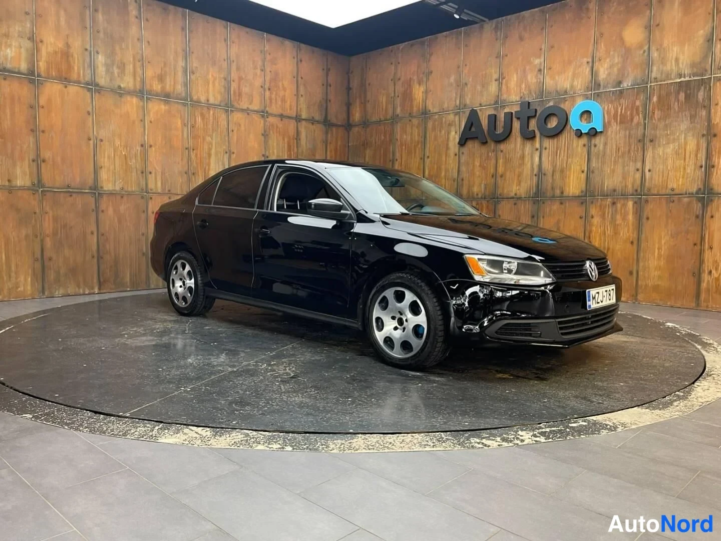 Musta Volkswagen Jetta 2011, etuviisto, keula oikealle, kuva 7