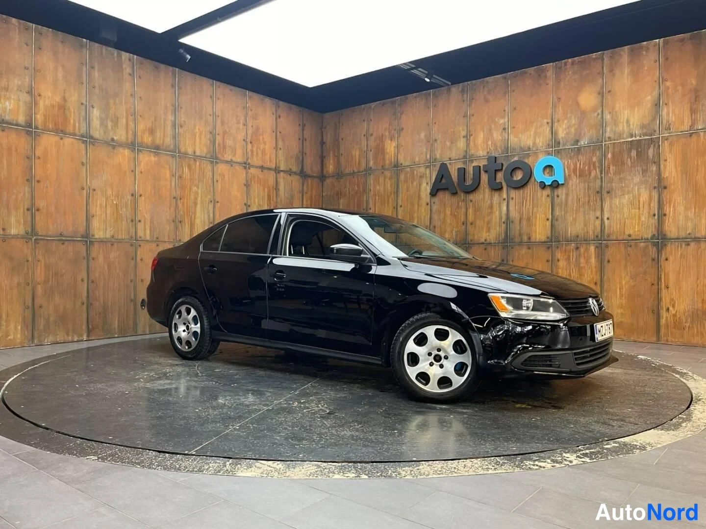 Musta Volkswagen Jetta 2011, etuviisto, keula oikealle, kuva 5