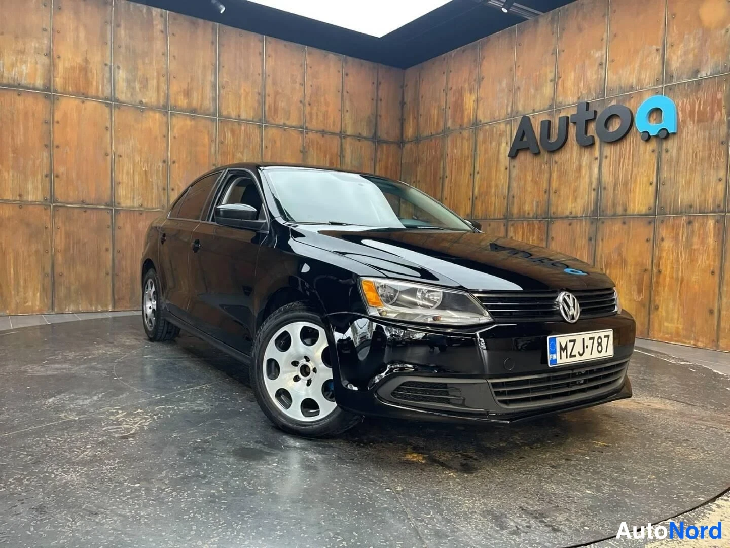 Musta Volkswagen Jetta 2011, etuviisto, keula oikealle, kuva 6