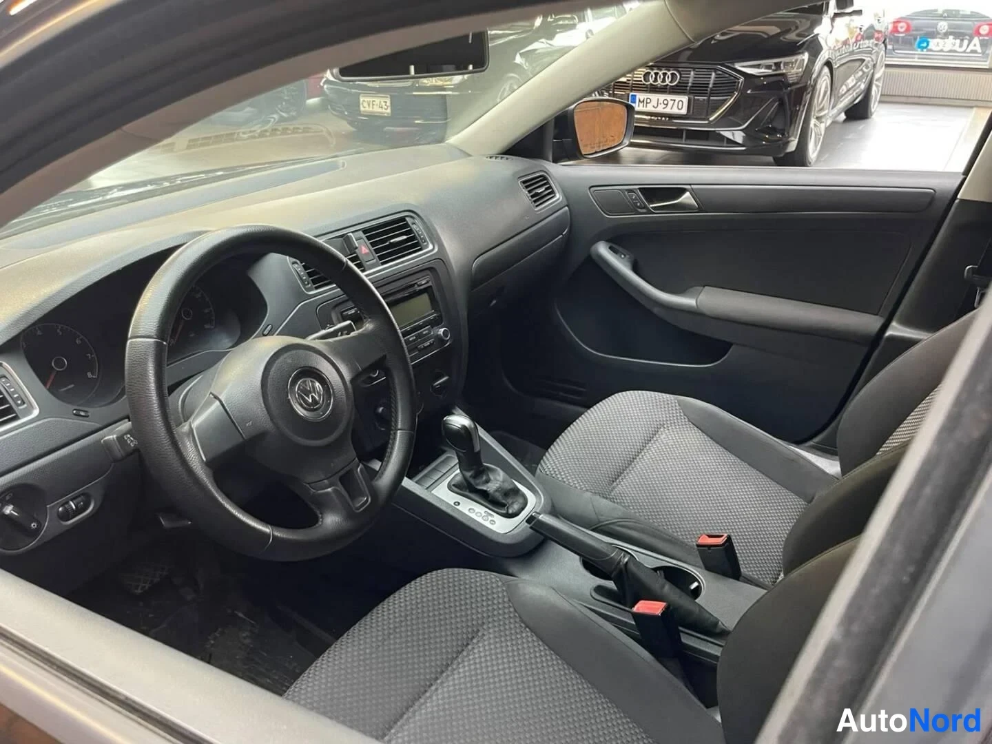 Musta Volkswagen Jetta 2011, ohjaamo, kuva 17