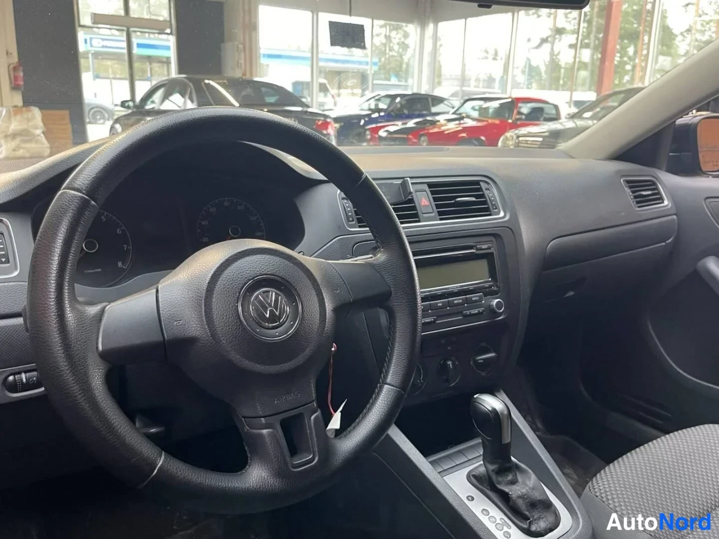 Musta Volkswagen Jetta 2011, ohjaamo, kuva 18