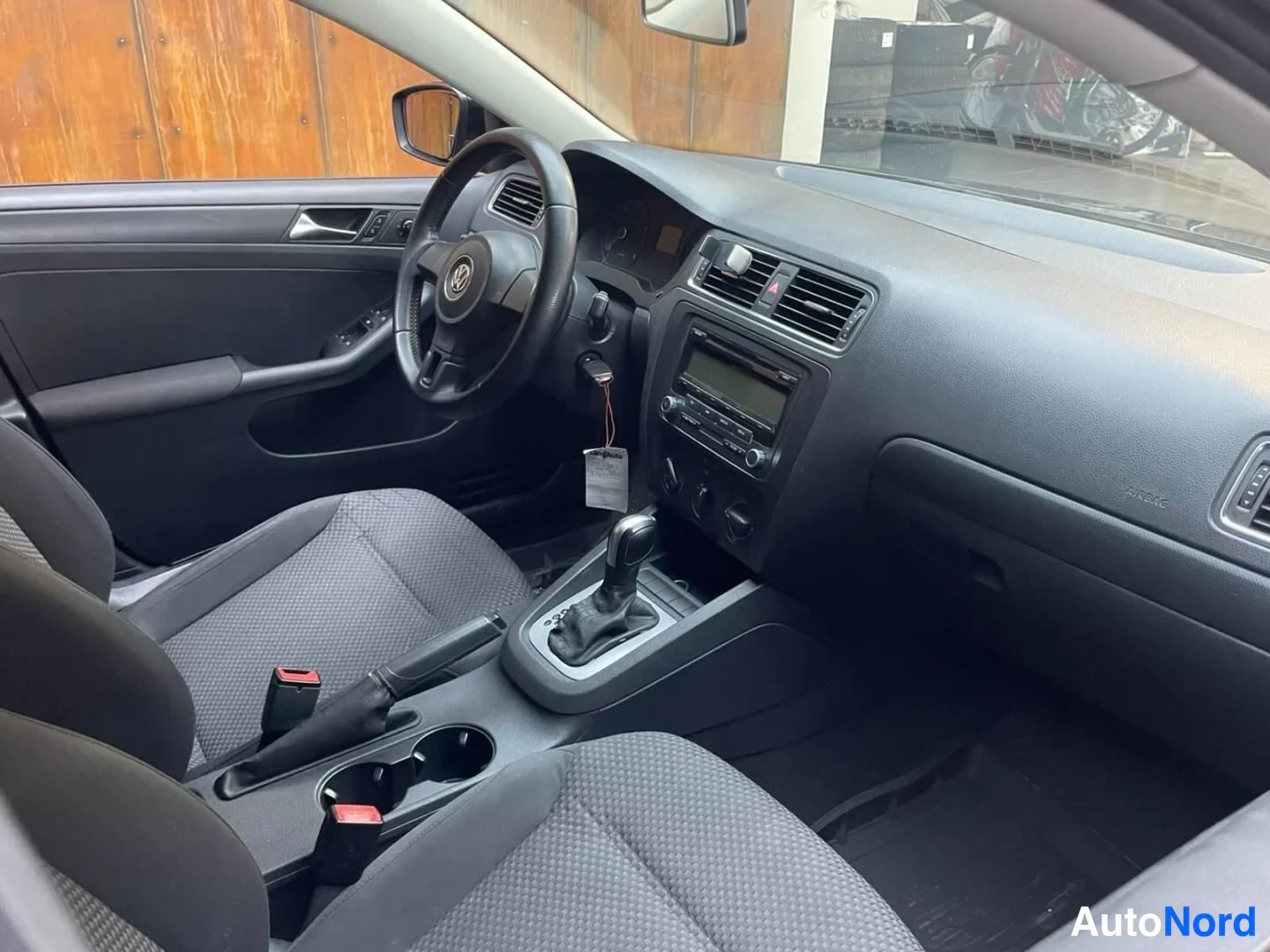 Musta Volkswagen Jetta 2011, ohjaamo, kuva 19