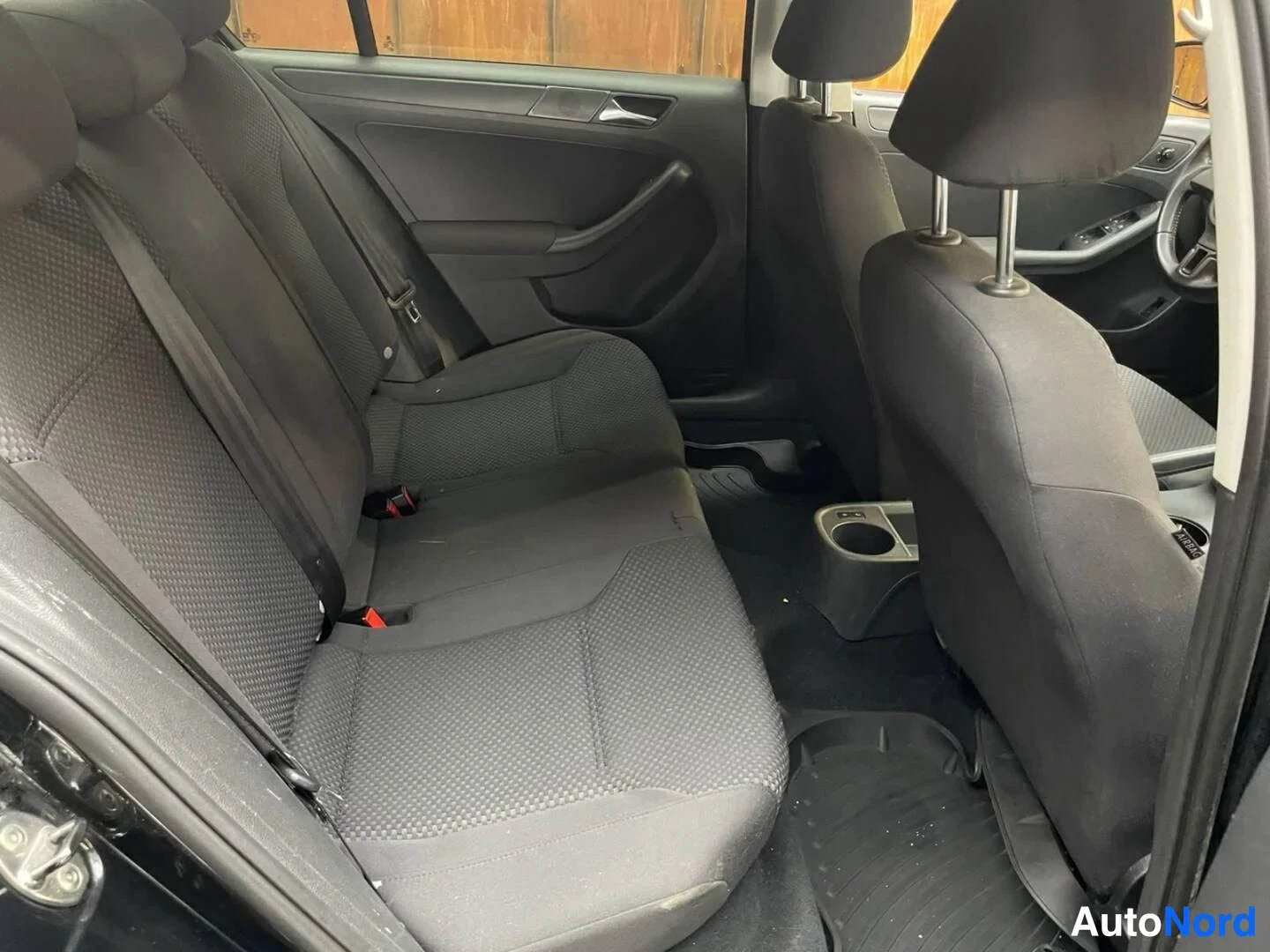 Musta Volkswagen Jetta 2011, takaistuimet, kuva 22