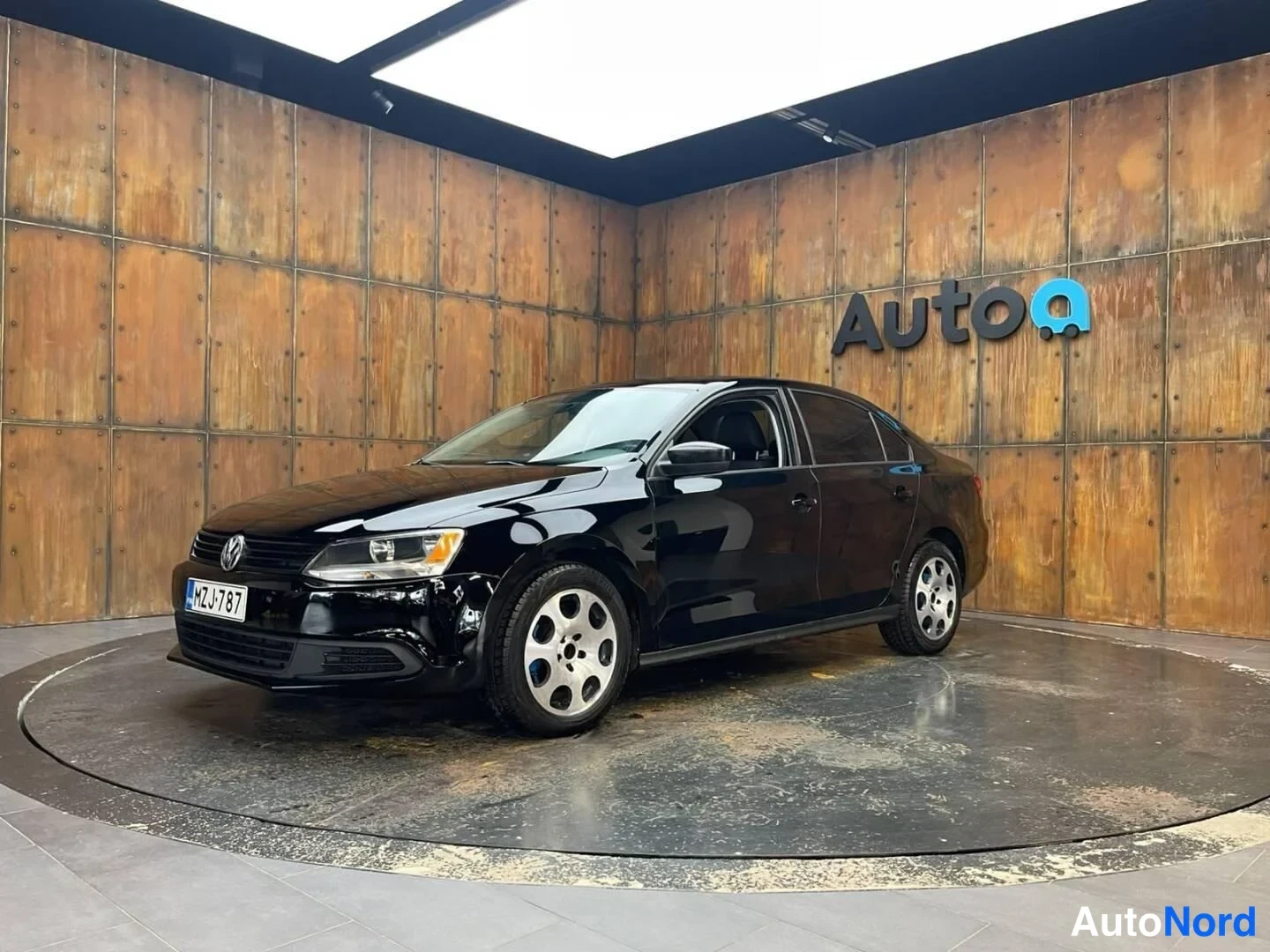 Musta Volkswagen Jetta 2011, etuviisto, keula vasemmalle, kuva 2