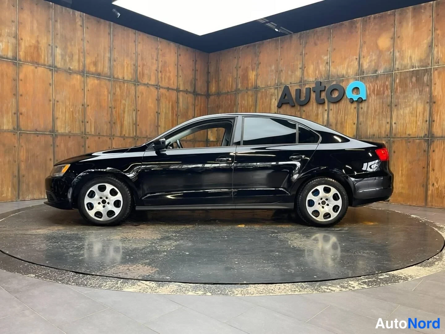Musta Volkswagen Jetta 2011, sivulta, kuva 9