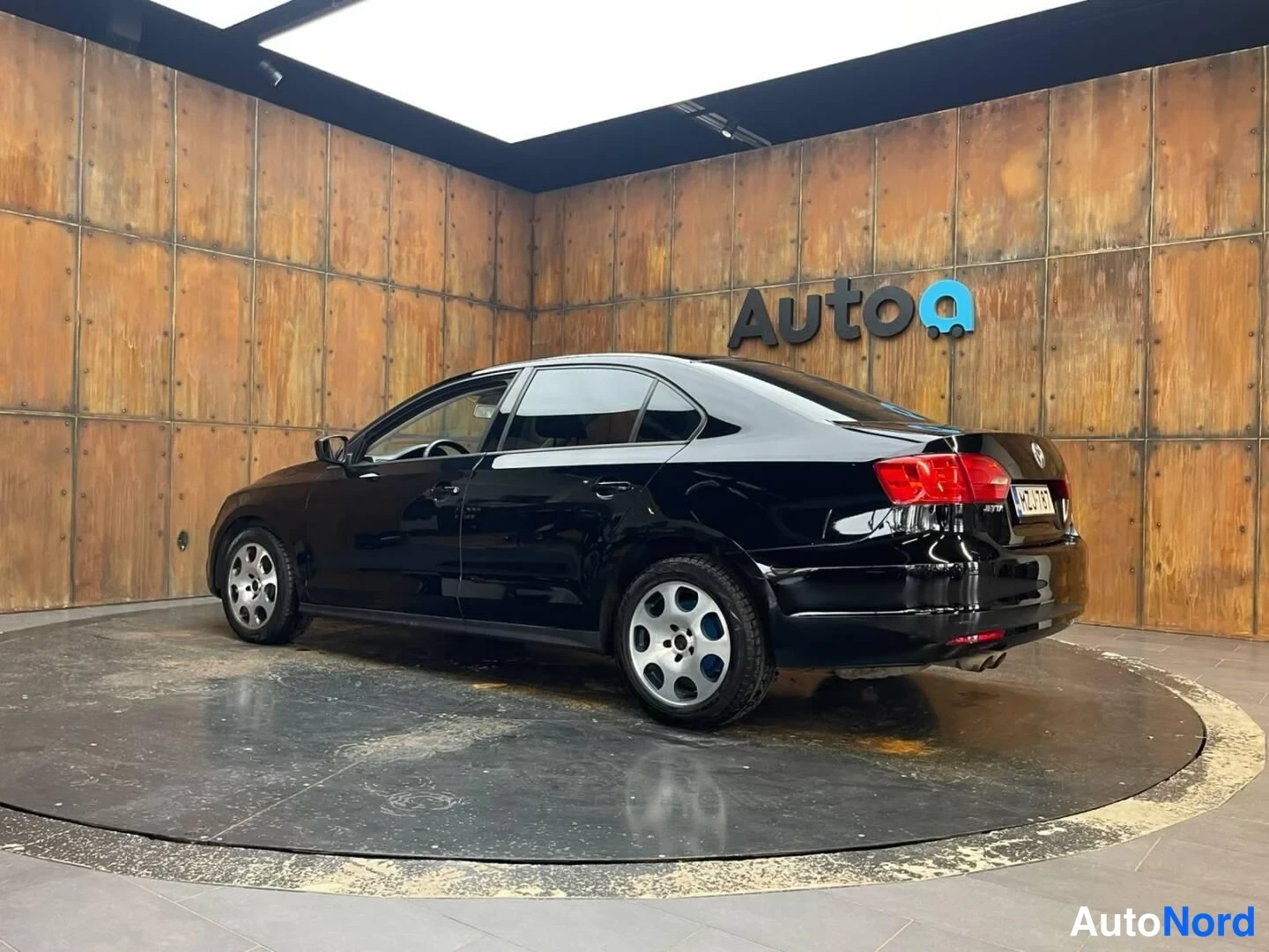 Musta Volkswagen Jetta 2011, takaviisto, kuva 13