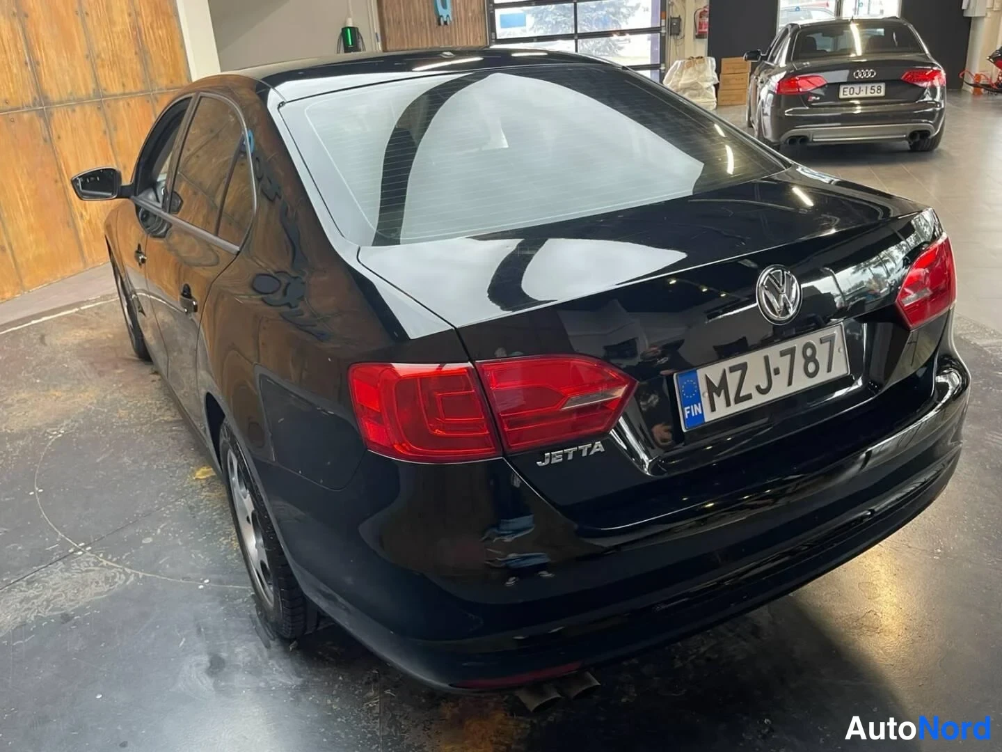 Musta Volkswagen Jetta 2011, takaviisto, kuva 11