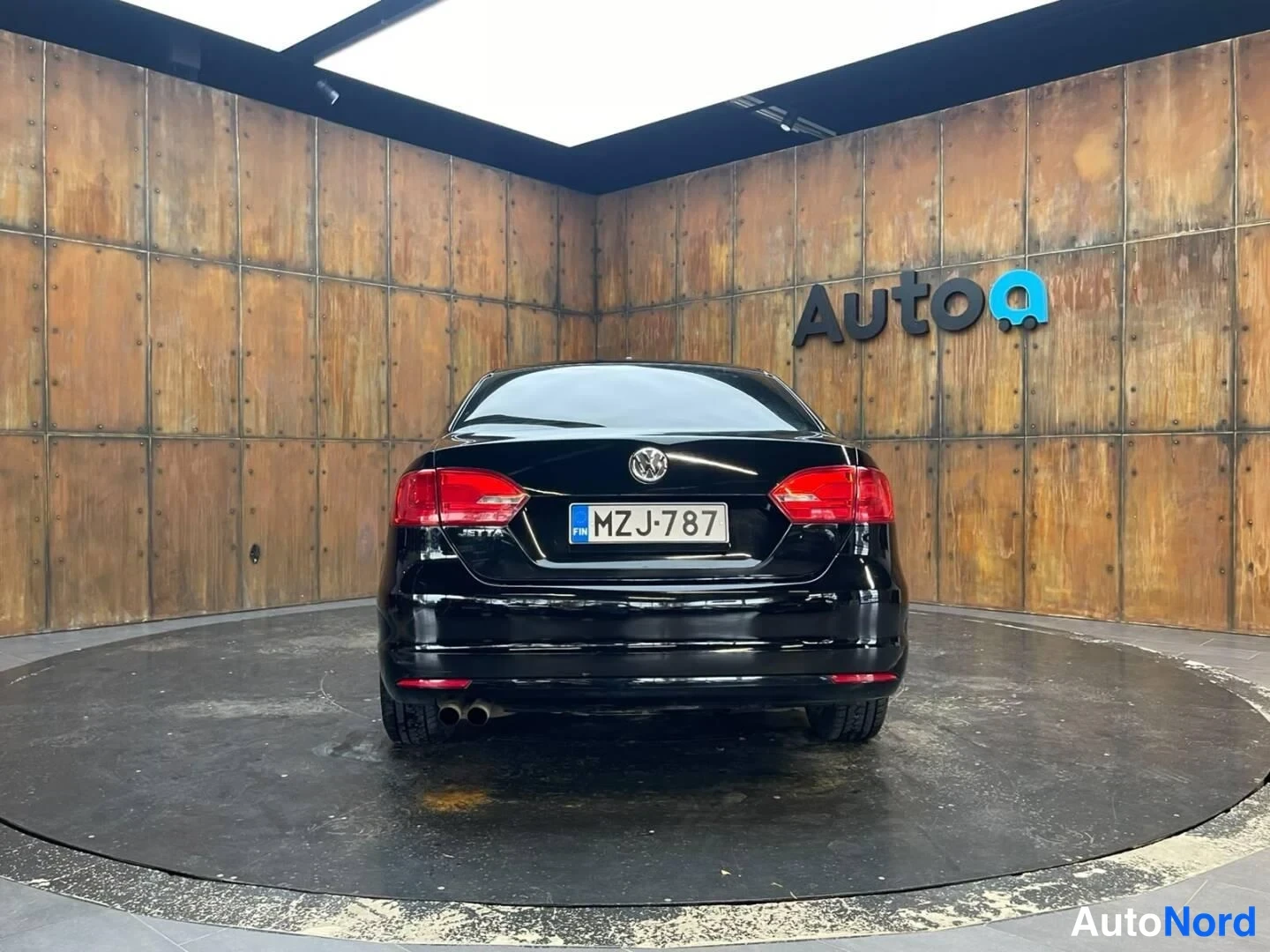Musta Volkswagen Jetta 2011, takaa, kuva 16