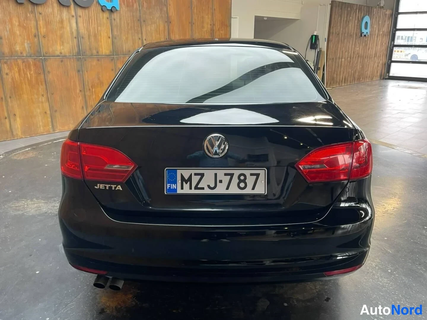 Musta Volkswagen Jetta 2011, takaa, kuva 15
