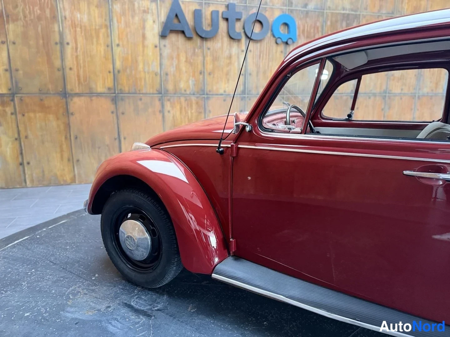 Punainen Volkswagen Kupla 1968, etuviisto, keula vasemmalle, kuva 3