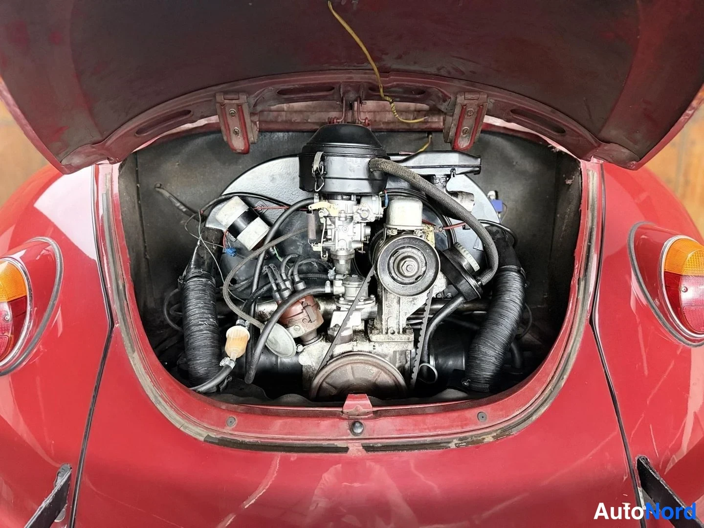 Punainen Volkswagen Kupla 1968, moottoritila, kuva 26