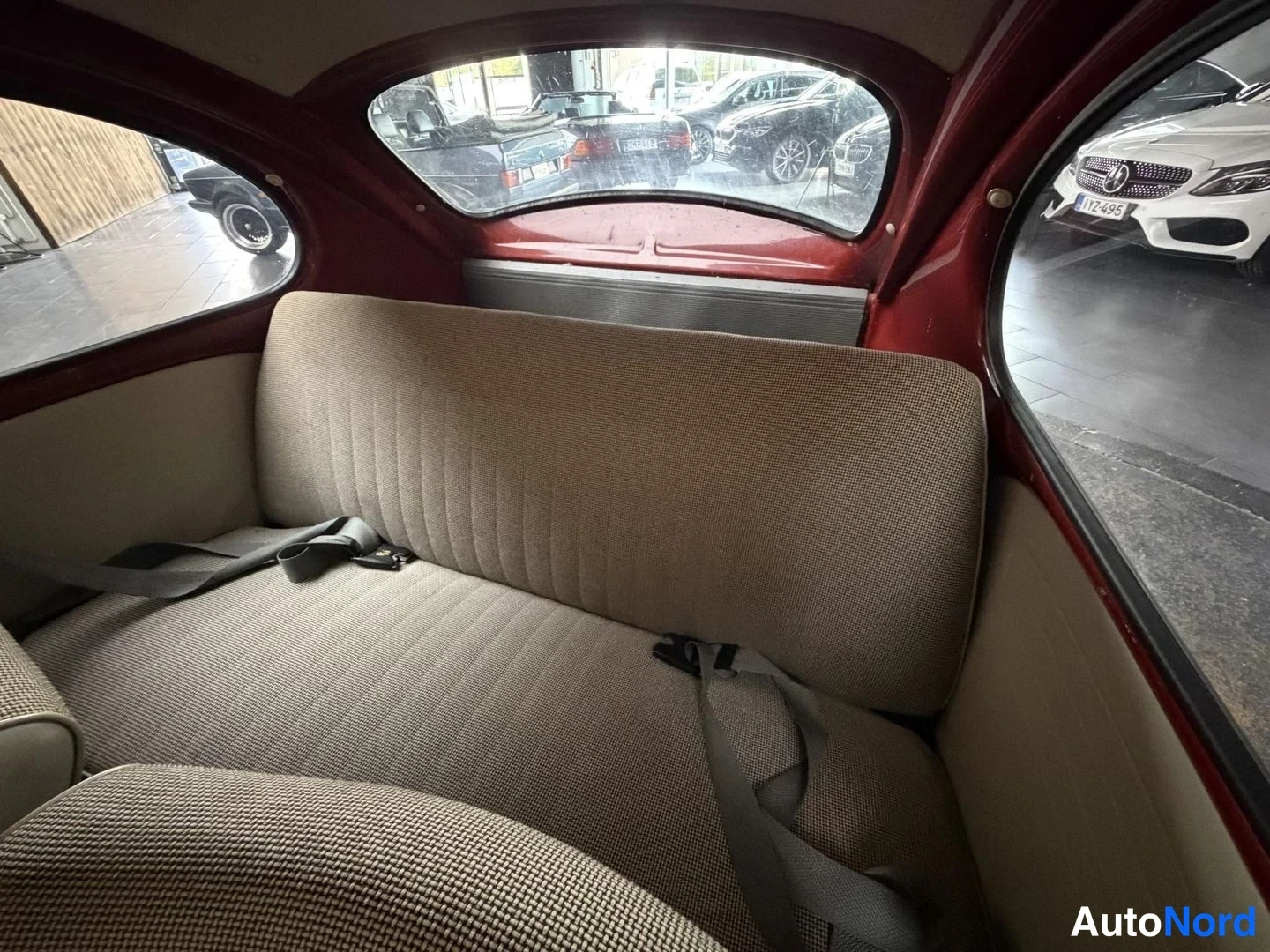 Punainen Volkswagen Kupla 1968, takaistuimet, kuva 25