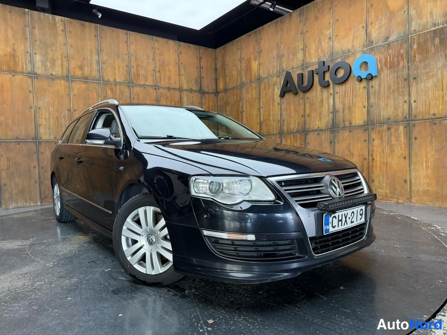 Musta Volkswagen Passat 2010, etuviisto, keula oikealle, kuva 4