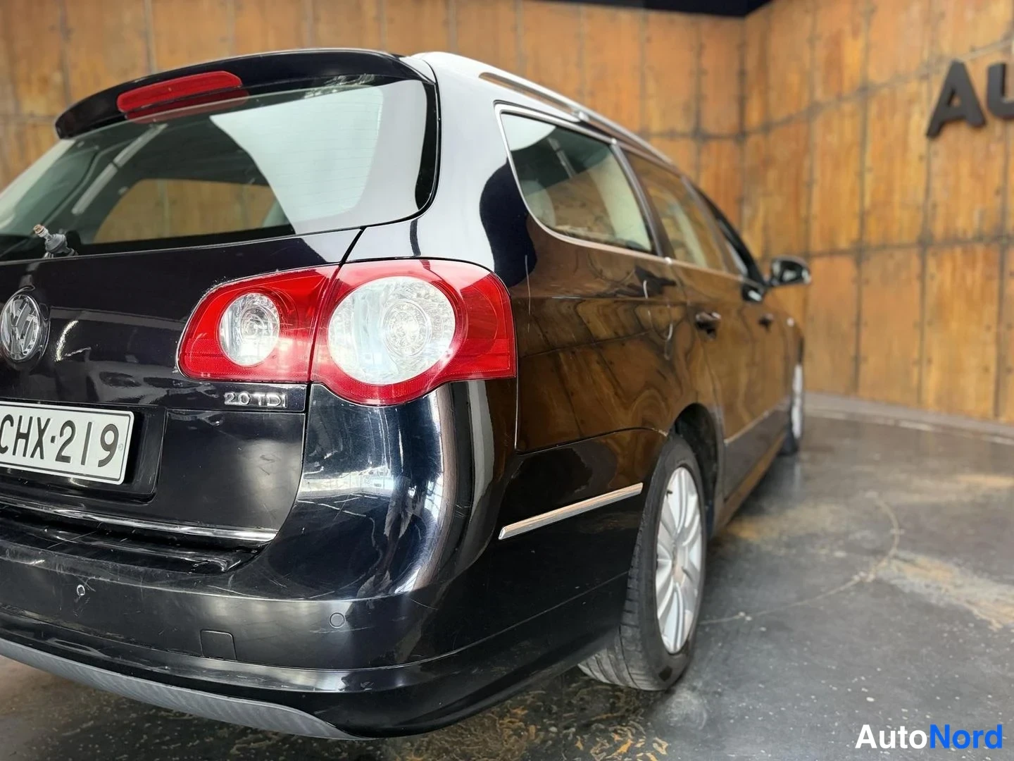 Musta Volkswagen Passat 2010, takaviisto, kuva 12