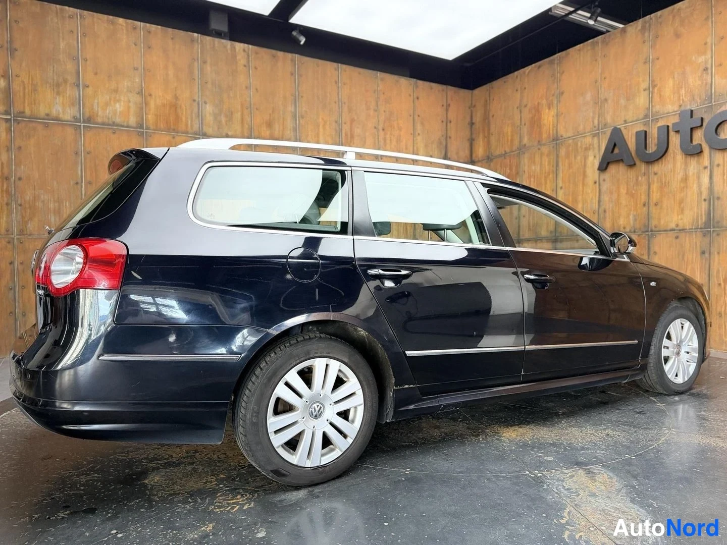 Musta Volkswagen Passat 2010, takaviisto, kuva 13
