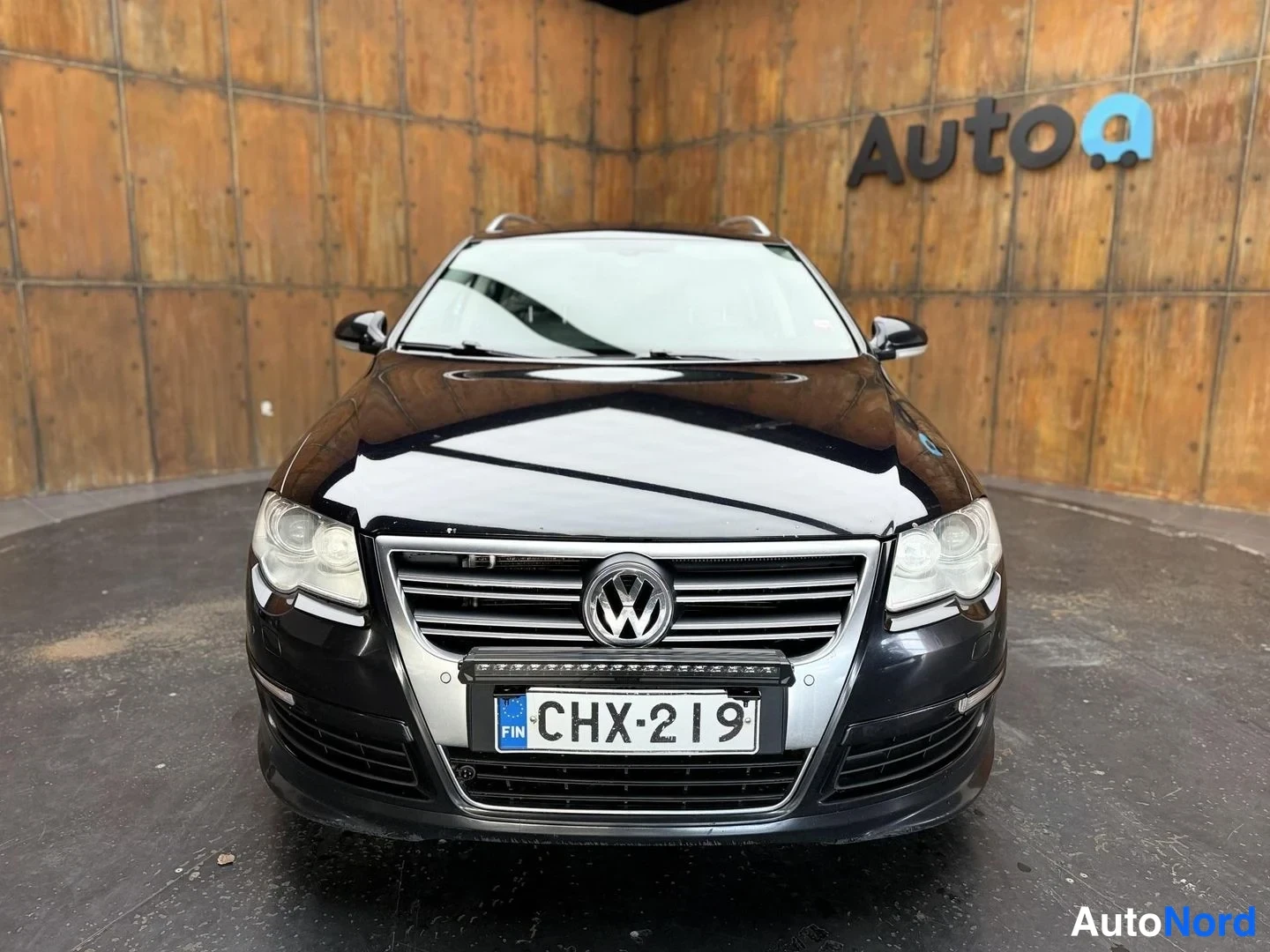 Musta Volkswagen Passat 2010, edestä, kuva 8