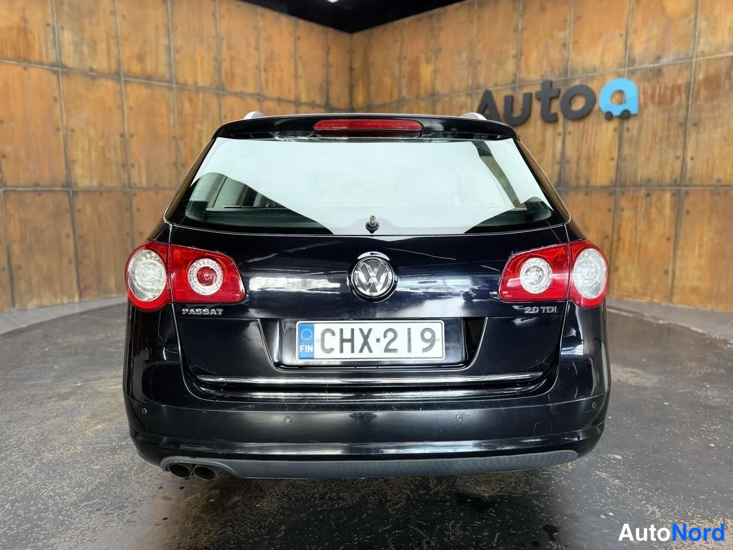 Musta Volkswagen Passat 2010, takaa, kuva 16