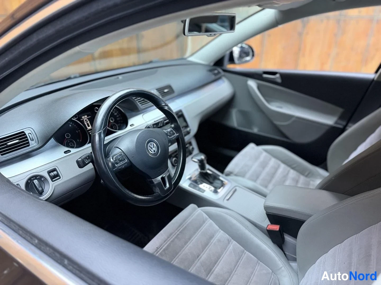 Musta Volkswagen Passat 2010, ohjaamo, kuva 17