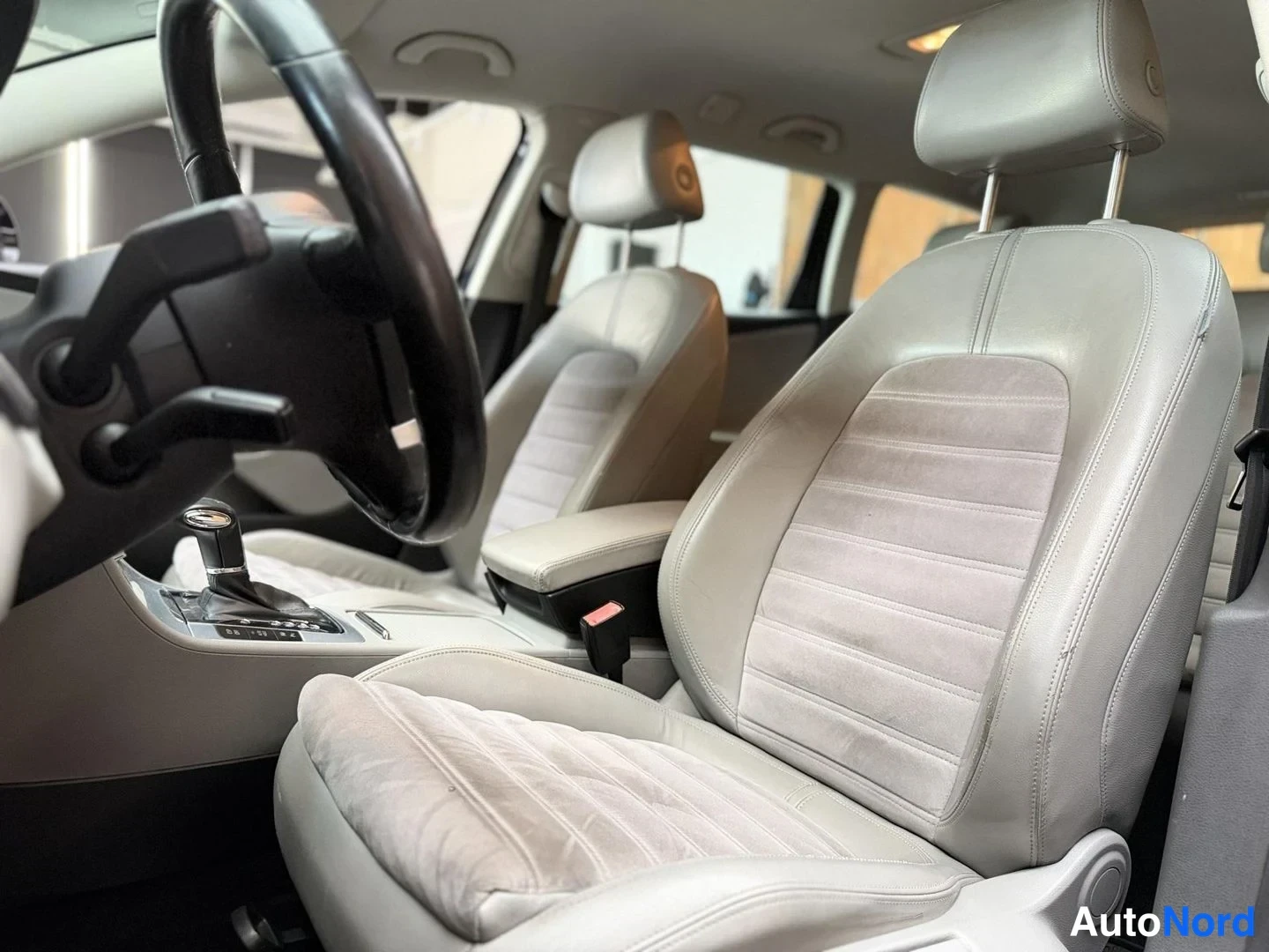 Musta Volkswagen Passat 2010, etuistuimet, kuva 19