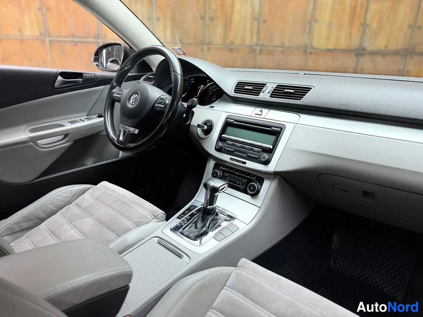 Musta Volkswagen Passat 2010, ohjaamo, kuva 18