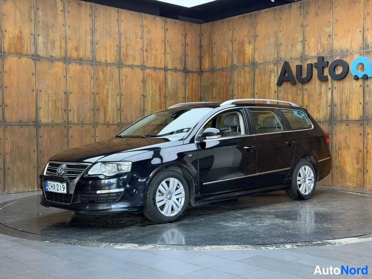 Musta Volkswagen Passat 2010, etuviisto, keula vasemmalle, kuva 2