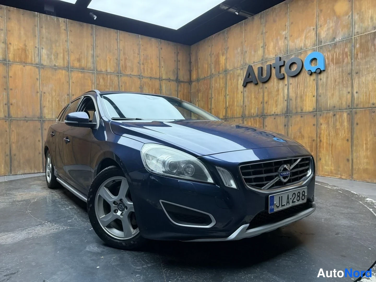 Sininen Volvo V60 2010, etuviisto, keula oikealle, kuva 4