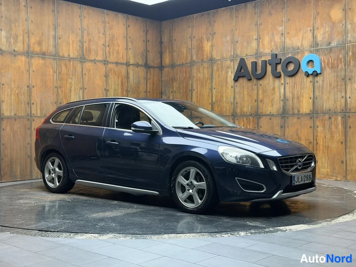 Sininen Volvo V60 2010, etuviisto, keula oikealle, kuva 5