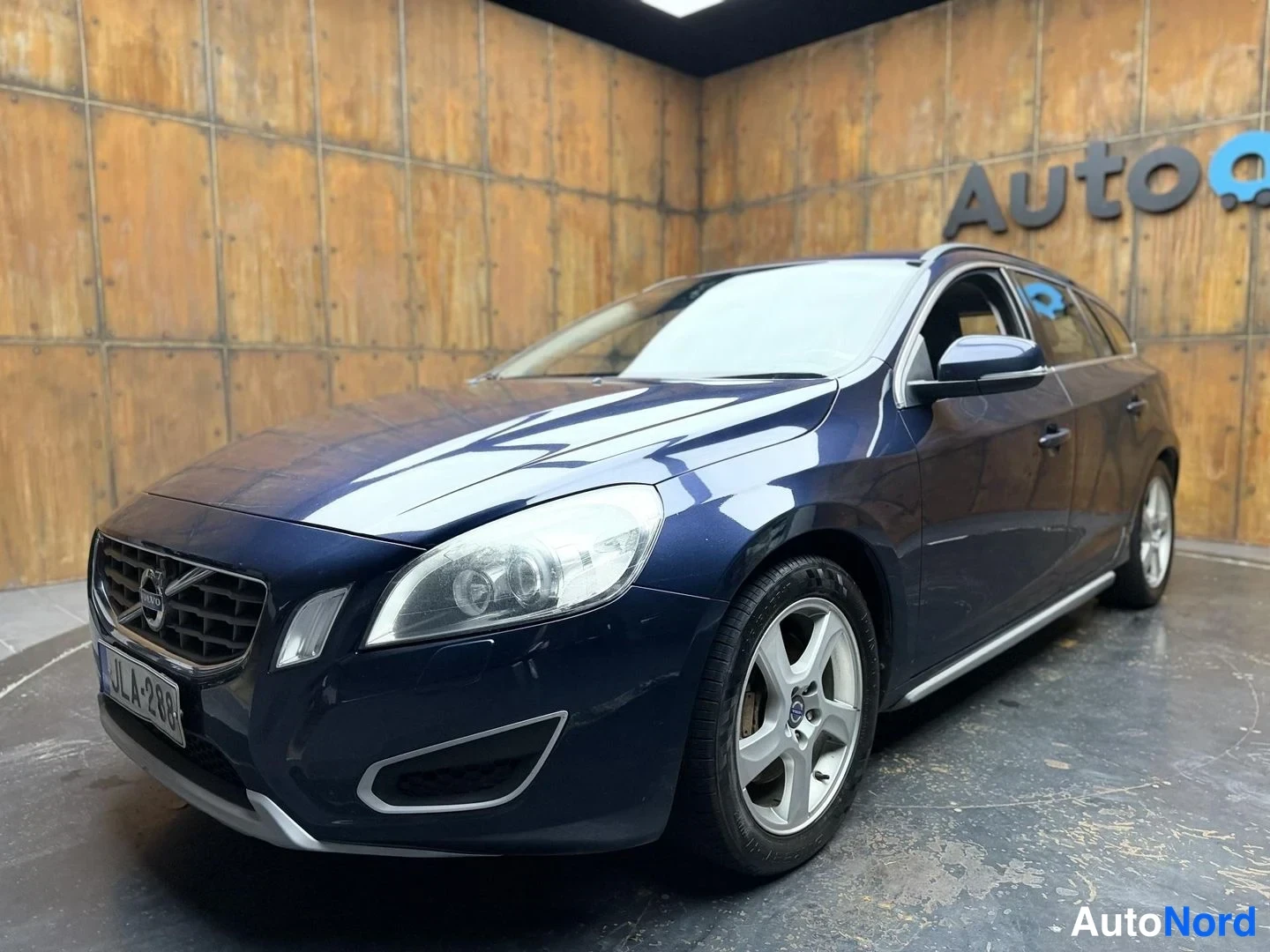 Sininen Volvo V60 2010, etuviisto, keula vasemmalle, kuva 3