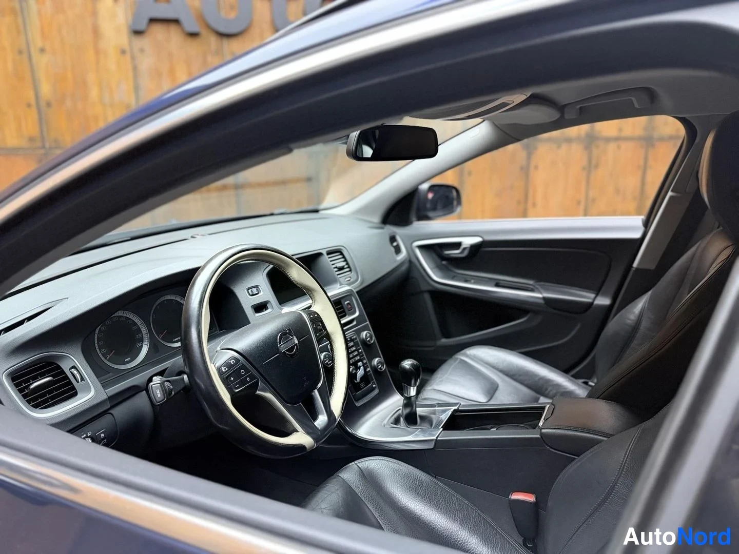 Sininen Volvo V60 2010, ohjaamo, kuva 15