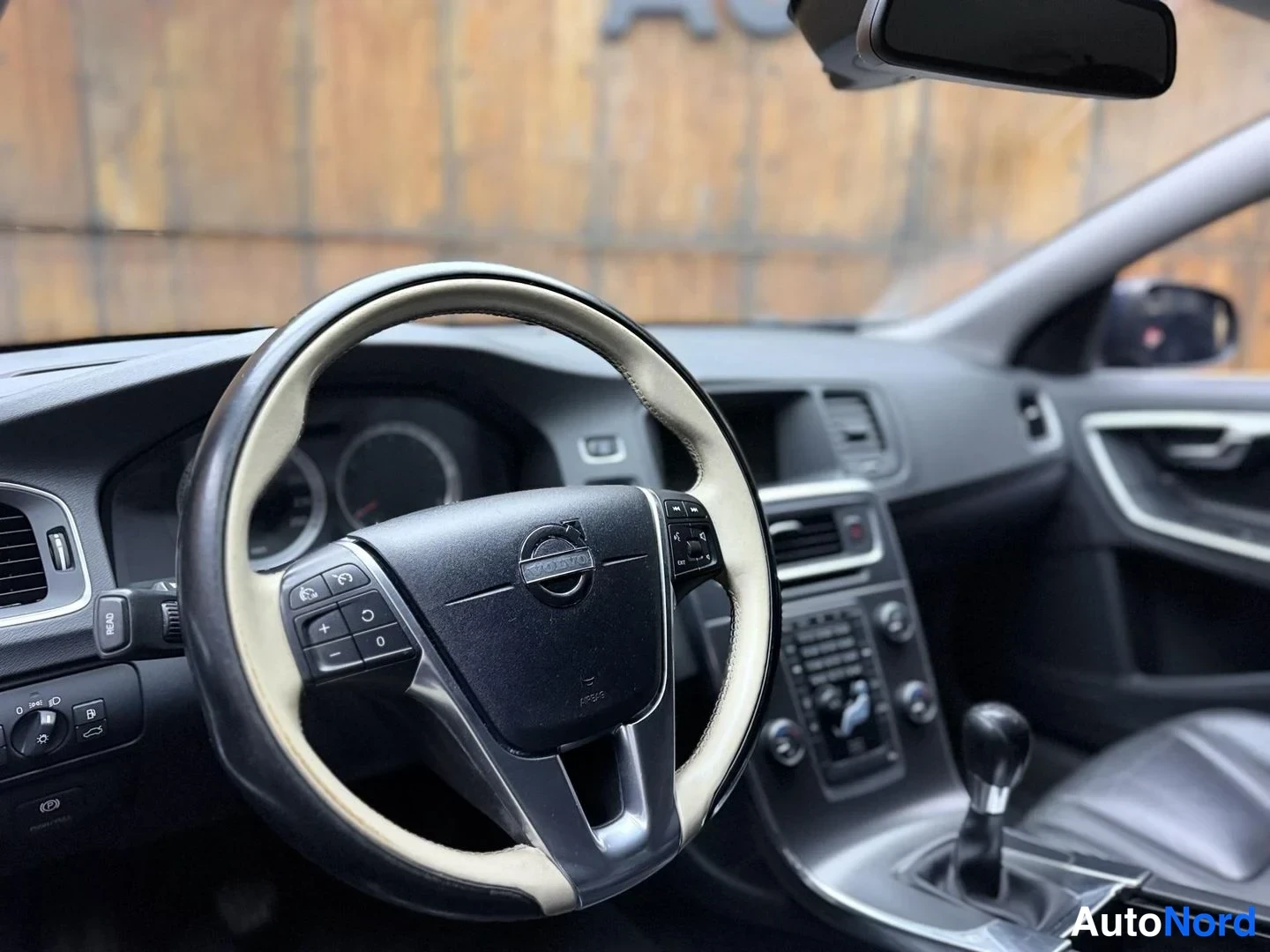 Sininen Volvo V60 2010, ohjaamo, kuva 16