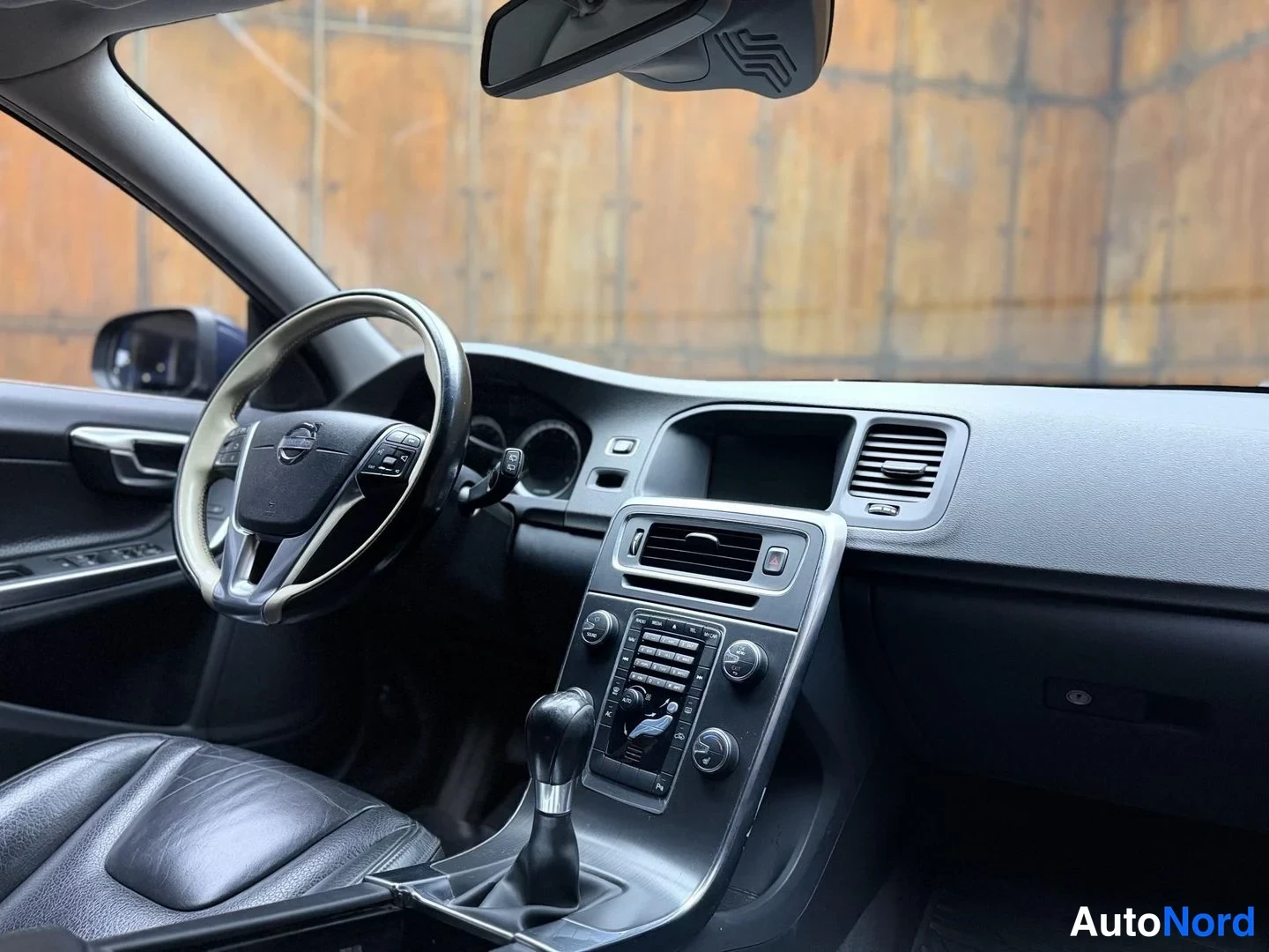 Sininen Volvo V60 2010, ohjaamo, kuva 17