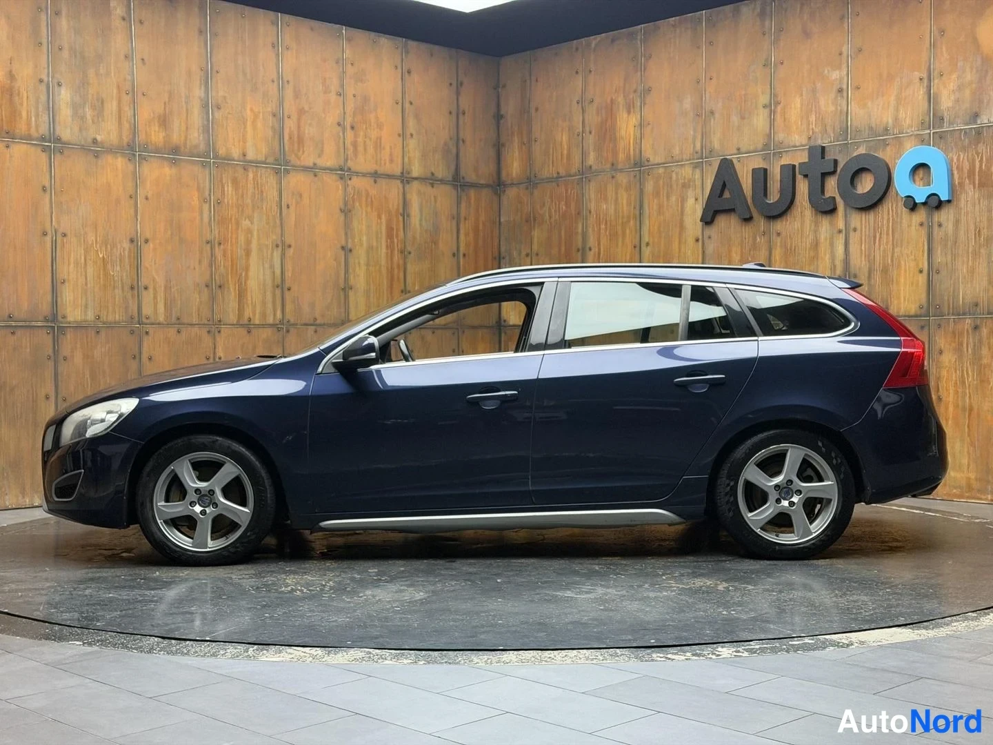 Sininen Volvo V60 2010, etuviisto, keula vasemmalle, kuva 2