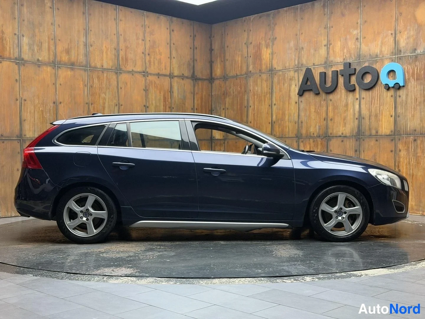Sininen Volvo V60 2010, sivulta, kuva 8