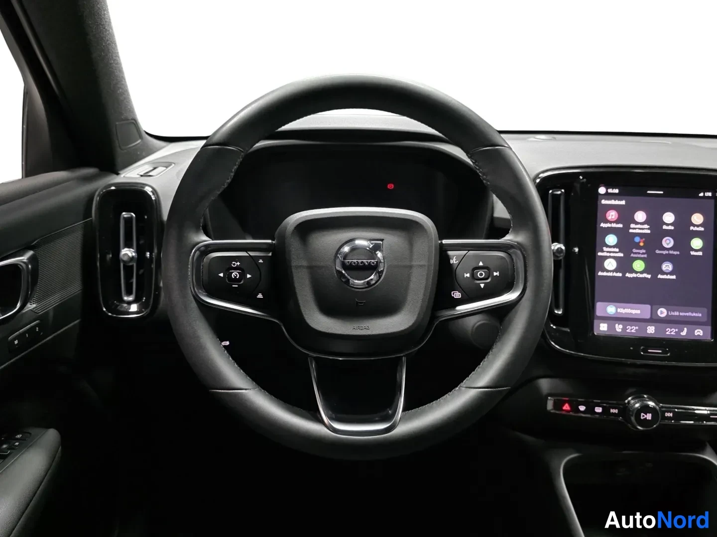 Musta Volvo XC40 2023, ohjaamo, kuva 9