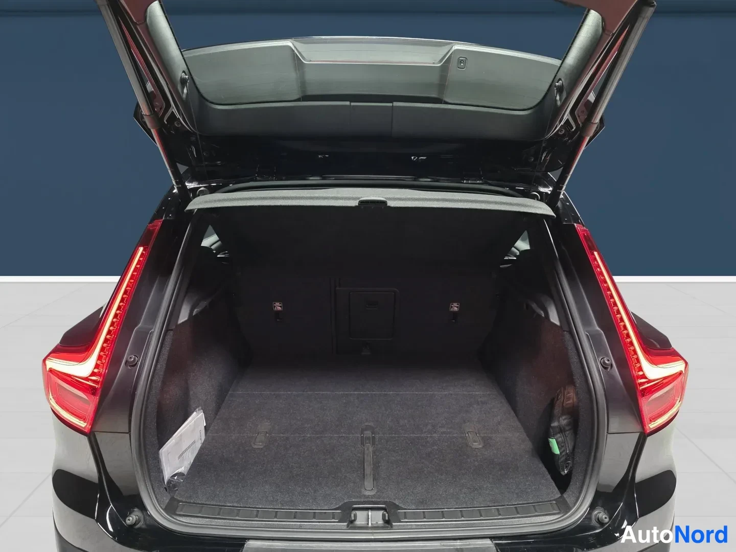 Musta Volvo XC40 2023, tavaratila, kuva 14