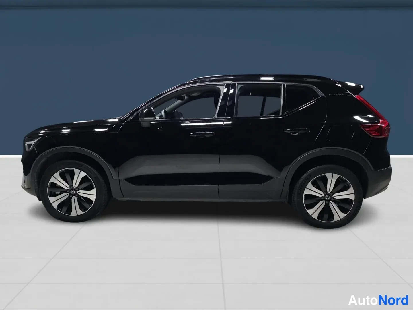 Musta Volvo XC40 2023, sivulta, kuva 4