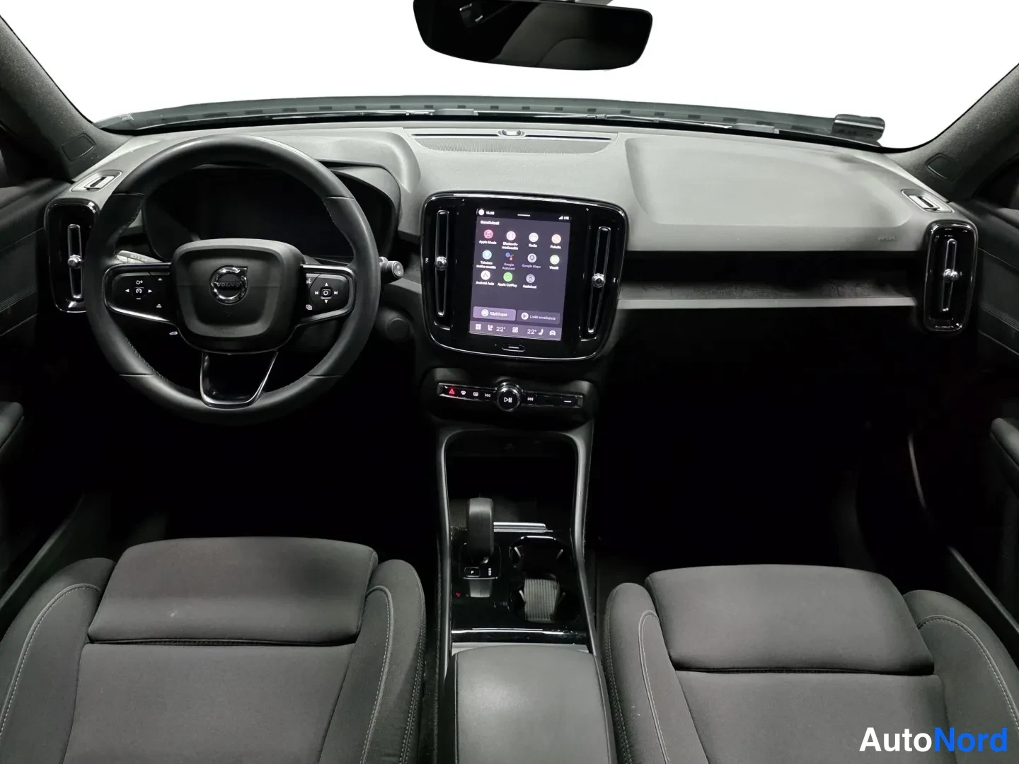 Musta Volvo XC40 2023, ohjaamo, kuva 10