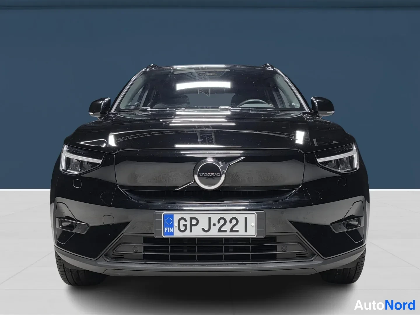 Musta Volvo XC40 2023, edestä, kuva 3