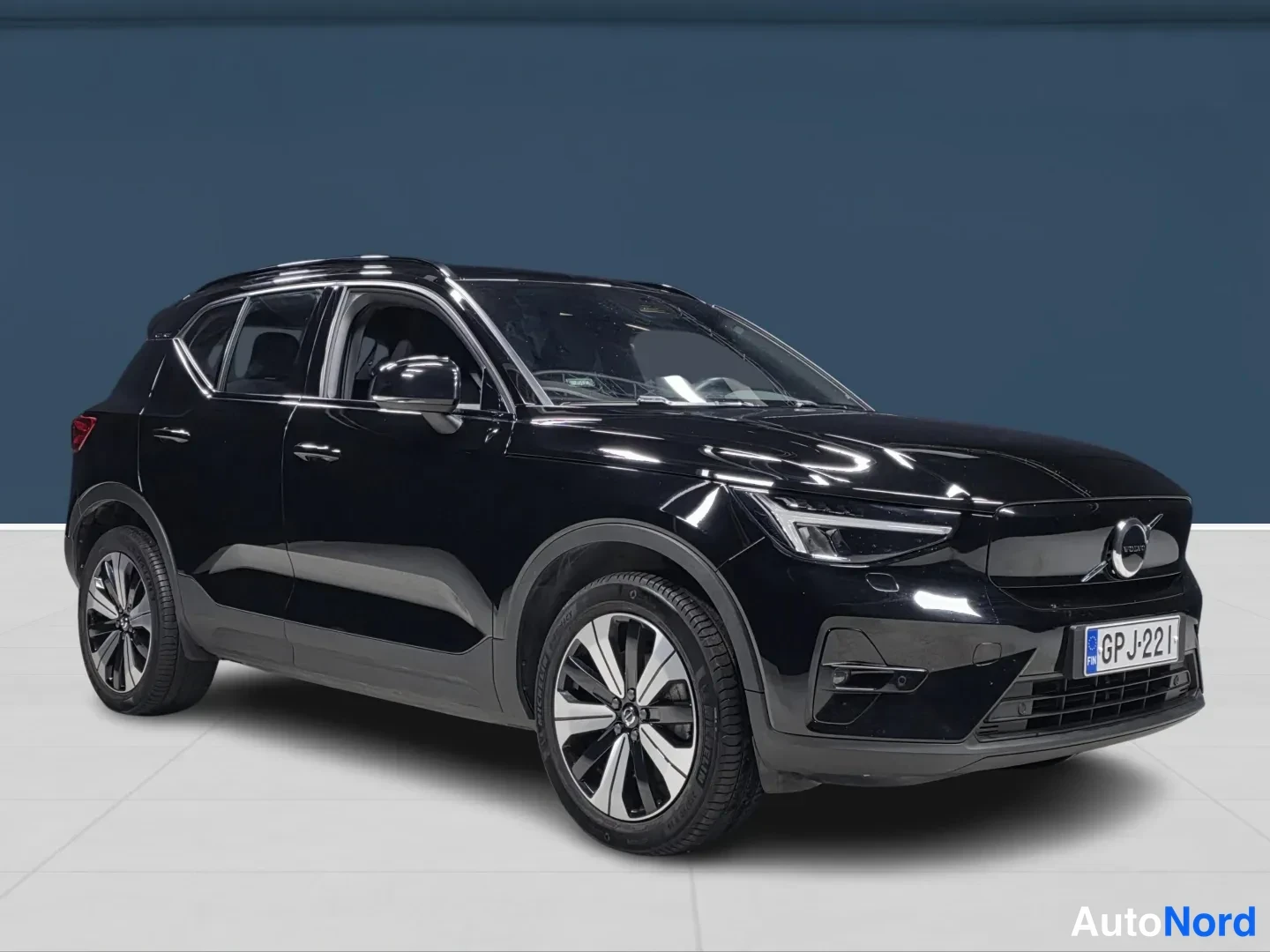 Musta Volvo XC40 2023, etuviisto, keula oikealle, kuva 2