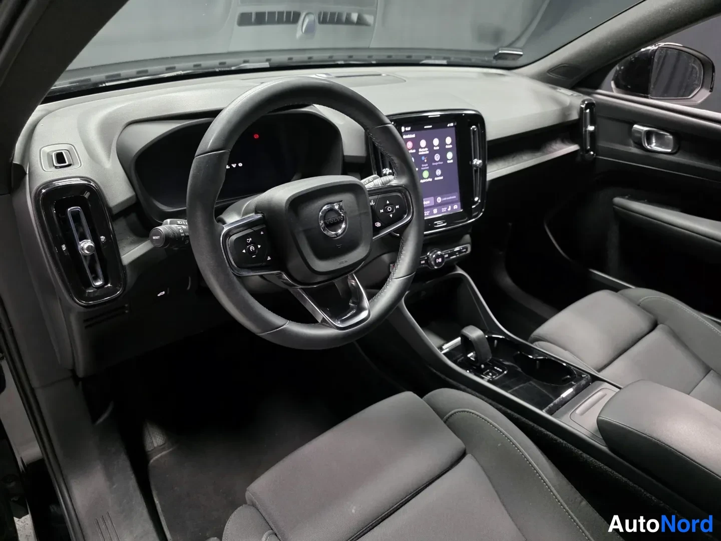 Musta Volvo XC40 2023, ohjaamo, kuva 8