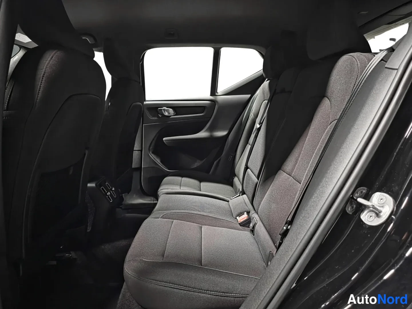 Musta Volvo XC40 2023, takaistuimet, kuva 13