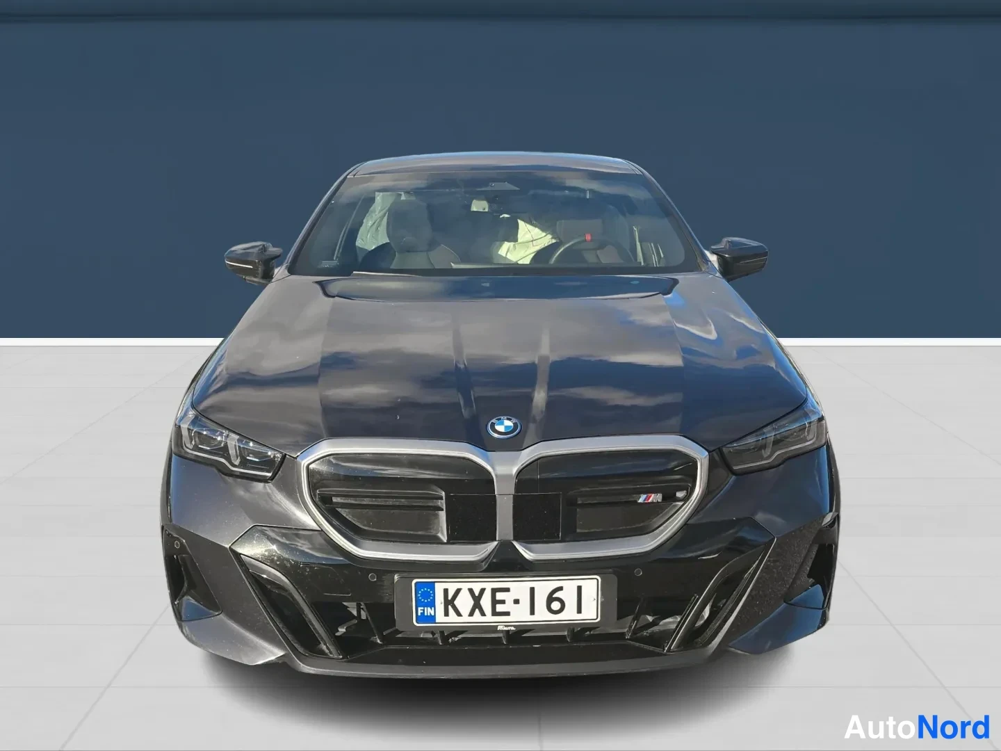 Harmaa BMW i5 2024, edestä, kuva 3