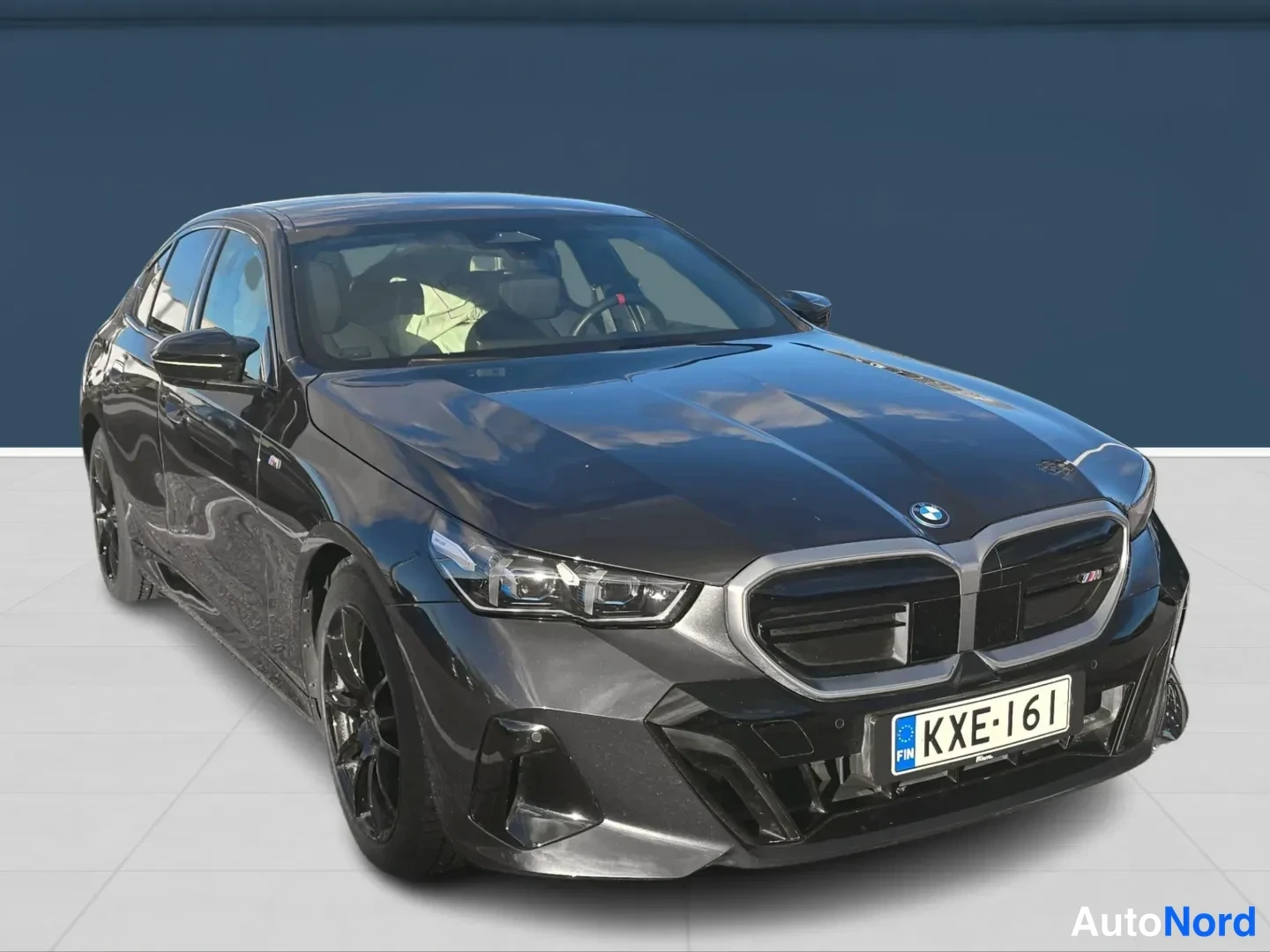 Harmaa BMW i5 2024, etuviisto, keula oikealle, kuva 2