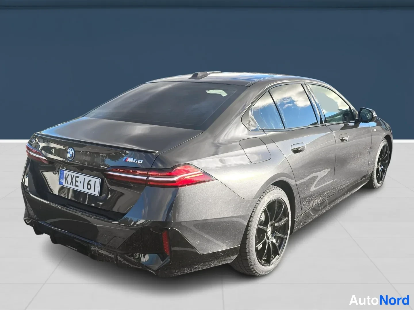 Harmaa BMW i5 2024, takaviisto, kuva 4