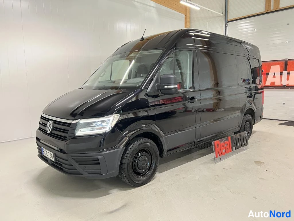 Musta Volkswagen Crafter 2019, etuviisto, keula vasemmalle, kuva 2
