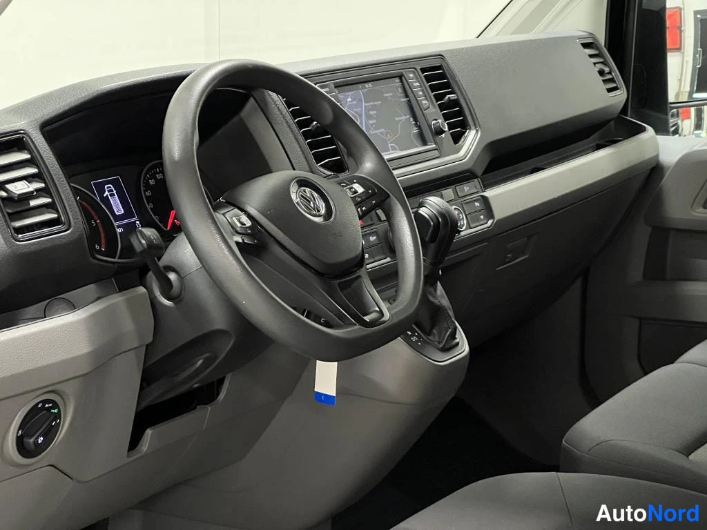 Musta Volkswagen Crafter 2019, ohjaamo, kuva 10