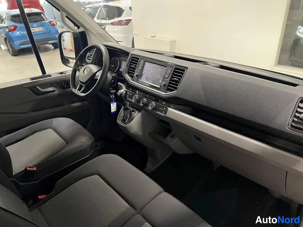 Musta Volkswagen Crafter 2019, ohjaamo, kuva 11