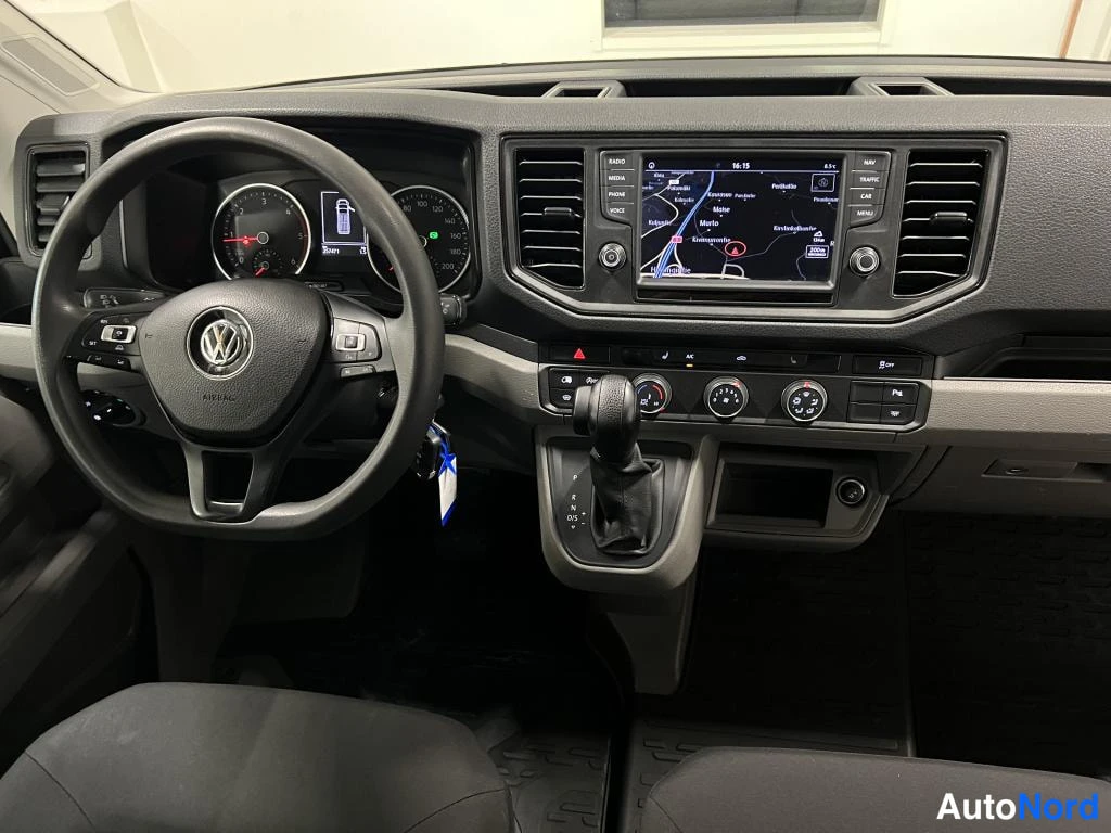 Musta Volkswagen Crafter 2019, ohjaamo, kuva 12